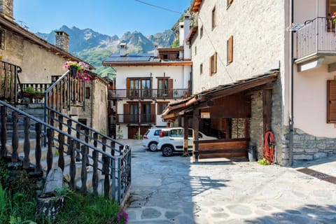 Luxury Apartment, Multiple Bedrooms (Beautiful Flat In Courmayeur) | Property grounds