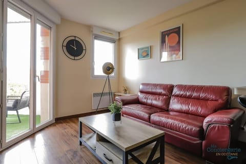 Salon lumineux avec TV, donnant sur la balcon 