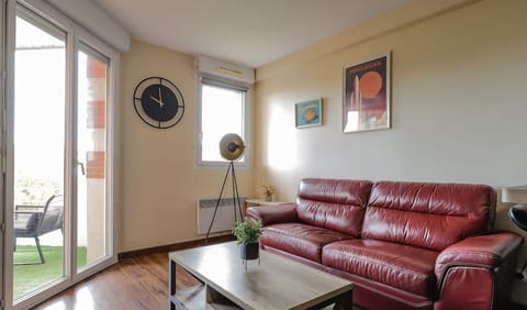 Salon lumineux avec TV, donnant sur la balcon 