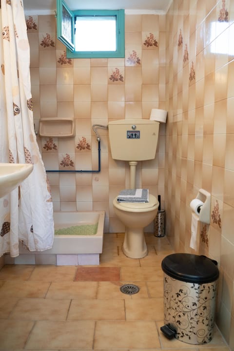 Shower, free toiletries, towels