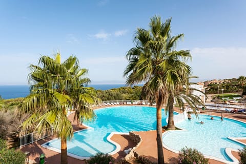 3 outdoor pools, pool umbrellas, sun loungers