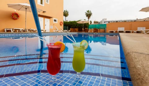 Outdoor pool, pool umbrellas, sun loungers