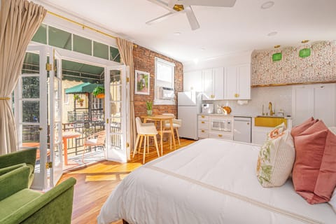 Open, airy and fully-renovated historic studio 