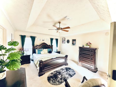 Warm & Comfortable-Discover your home away from home.You’ll never want to leave.