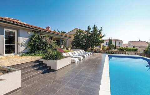 Seasonal outdoor pool, sun loungers