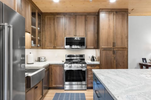 Fully Equipped Kitchen with Stainless Steel Appliances, Gas Range