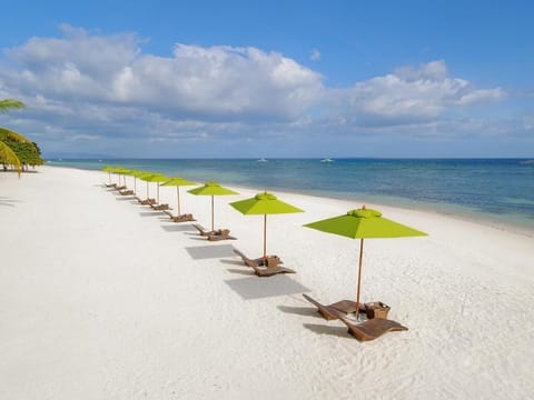 Beach nearby, white sand, beach towels