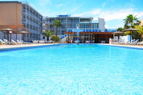 Outdoor pool, pool umbrellas, sun loungers