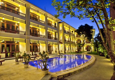 Outdoor pool, pool umbrellas, sun loungers