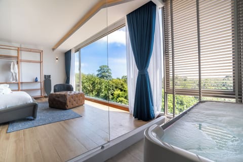 Executive Suite | In-room safe, desk, free WiFi, bed sheets