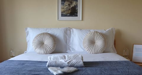 Comfort Double Room - Fernao Magalhaes | Blackout drapes, free WiFi, bed sheets