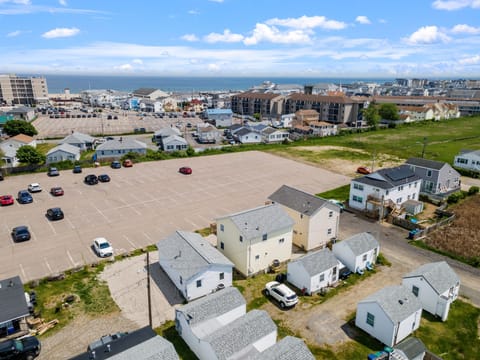 Just a 5 minute walk to the beach, shops, restaurants, and all entertainment!