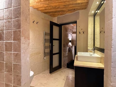 Deluxe Double Room, 1 Bedroom, Valley View | Bathroom | Shower, hair dryer, slippers, towels