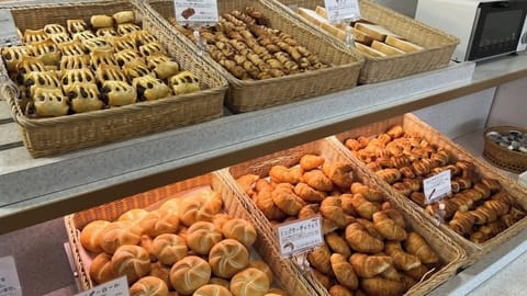 Free daily self-serve breakfast