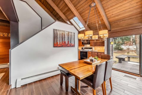 Kitchen and Dining Room: Open layout, fully-equipped kitchen, 6-person dining table
