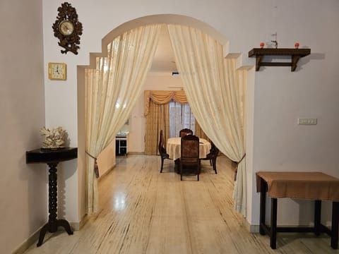 Comfort Room, Garden View | In-room dining
