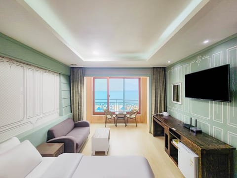 Ocean-view standard | Free minibar, desk, laptop workspace, free WiFi