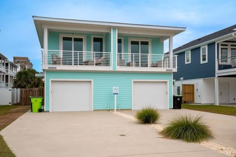 6 Bedroom Beach House One Block from Beach