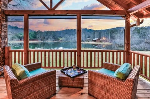 Spectacular lake-front cabin rental in Blue Ridge