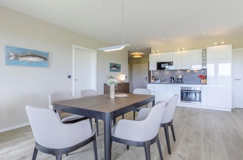 Ferienwohnung Strandleben Ostseebad Wustrow ZweiWasser Alte Seefahrtschule Essbereich und Küche