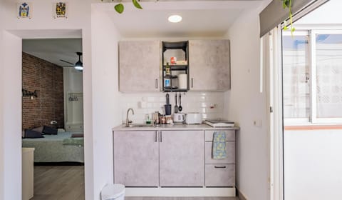 Stovetop, highchair, cookware/dishes/utensils