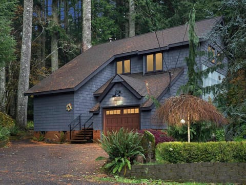 Escape to our cozy woodland retreat! Nestled amongst towering trees, this stylish chalet offers a serene getaway. Perfect for nature lovers seeking relaxation and adventure.