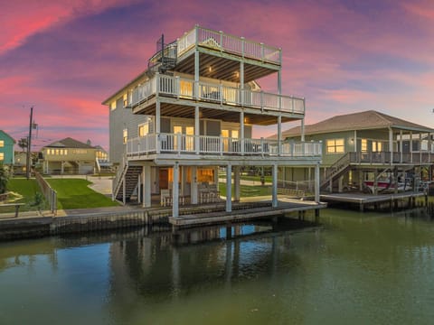 Welcome To Discovery Bayhouse