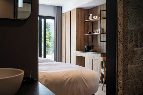 Standard Twin Room | In-room safe, desk, laptop workspace, blackout drapes