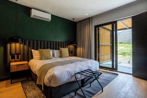 Junior Suite | In-room safe, desk, laptop workspace, blackout drapes