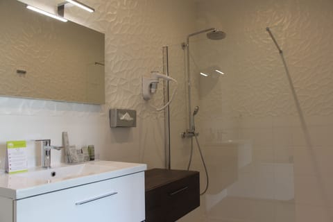 Deluxe Double Room | Bathroom shower