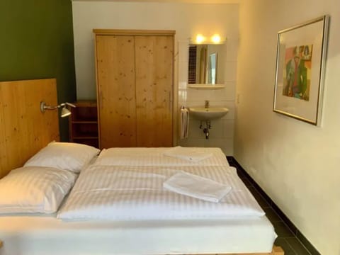 House | 3 bedrooms, iron/ironing board, bed sheets