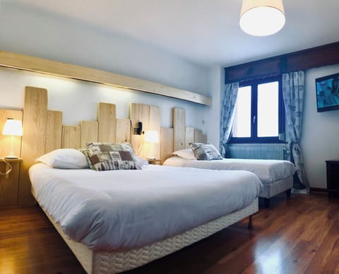 Family Triple Room | Desk, laptop workspace, blackout drapes, soundproofing