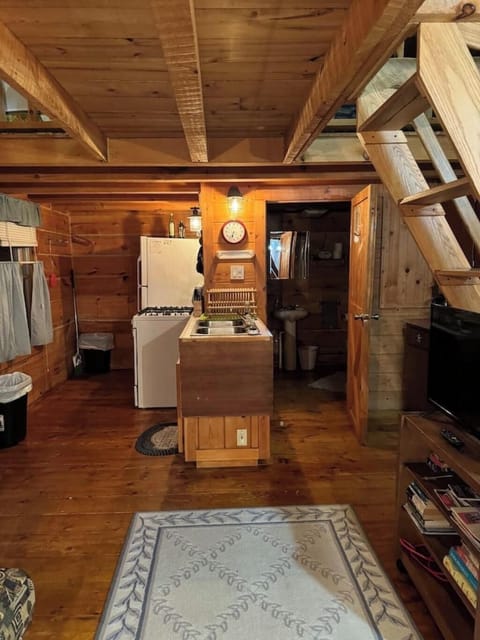 Comfortable All-Season Cabin: Heating and air conditioning ensure your stay is perfect in any weather