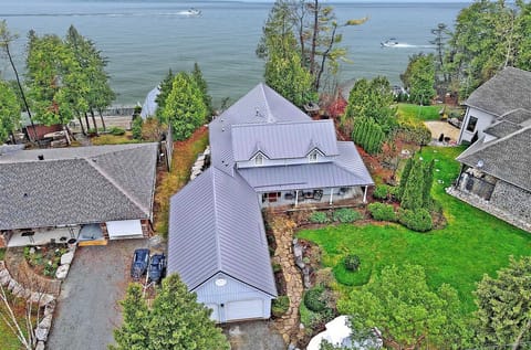 Lakefront cottage has private & direct access to waterfront of Lake Simcoe.