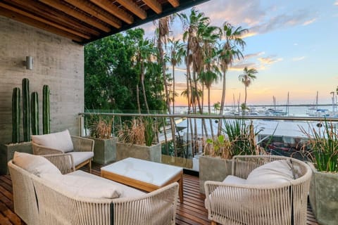 Cómoda terraza privada amueblada elegantemente, y con una tremenda vista.