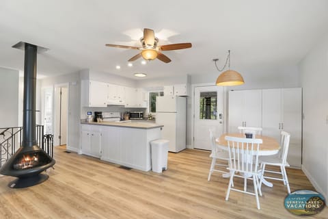 Fully equipped kitchen / dining area. (Fireplace not operational)