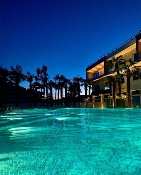 2 indoor pools, outdoor pool, sun loungers