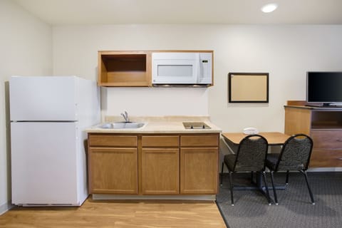 Full-size fridge, microwave, stovetop