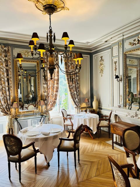 2 restaurants, lunch served