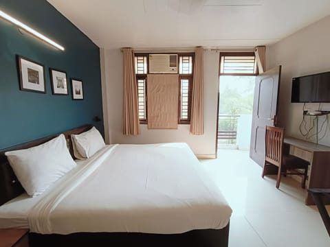 Deluxe Double Room, Balcony, City View | Desk, laptop workspace, blackout drapes, soundproofing