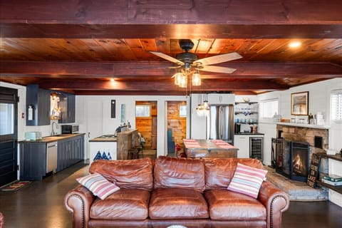 Spacious living area (2nd floor)