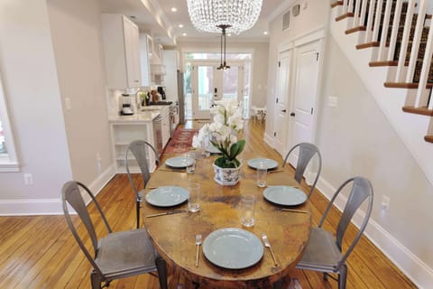 Open plan elegance, equipped with all the essentials for an incredible stay in DC! 