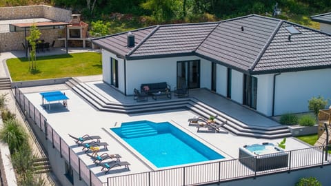 Villa Dalmatia With Sauna, Hot tub, Heated pool 3 en-suite bedrooms, playground,  Table tennis, playstation 5
