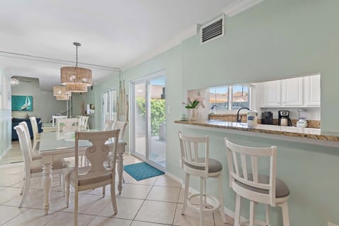 Eat-in kitchen bar seating