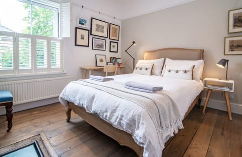 House | 2 bedrooms, desk