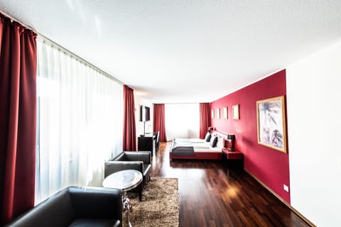 Deluxe Double Room | Hypo-allergenic bedding, minibar, in-room safe, desk