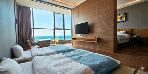 Family Suite | In-room safe, desk, free WiFi