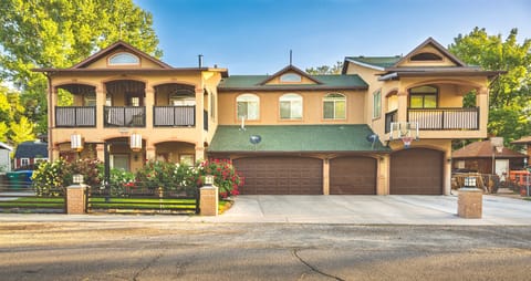 This is A Luxury 3 Private Units with 3 Private Garages