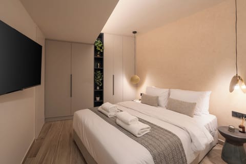 City Apartment, 1 Bedroom, Non Smoking, Kitchen | 1 bedroom, in-room safe, blackout drapes, iron/ironing board