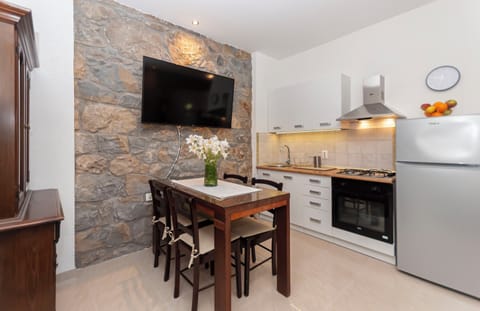 Apartment (A1) | Private kitchen | Fridge, oven, stovetop, espresso maker